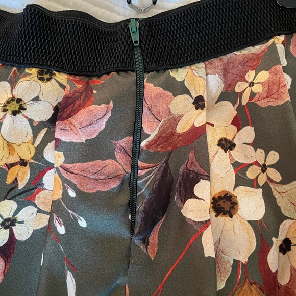 Satiny floral green skirt - Picture 3 of 5
